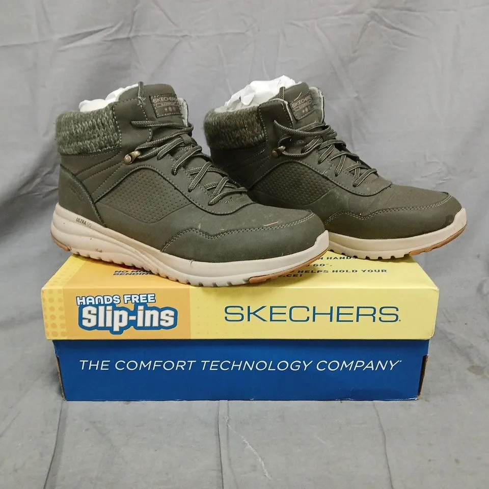 BOXED PAIR OF SKECHERS ON THE GO SLIP-IN SHOES IN OLIVE SIZE 8
