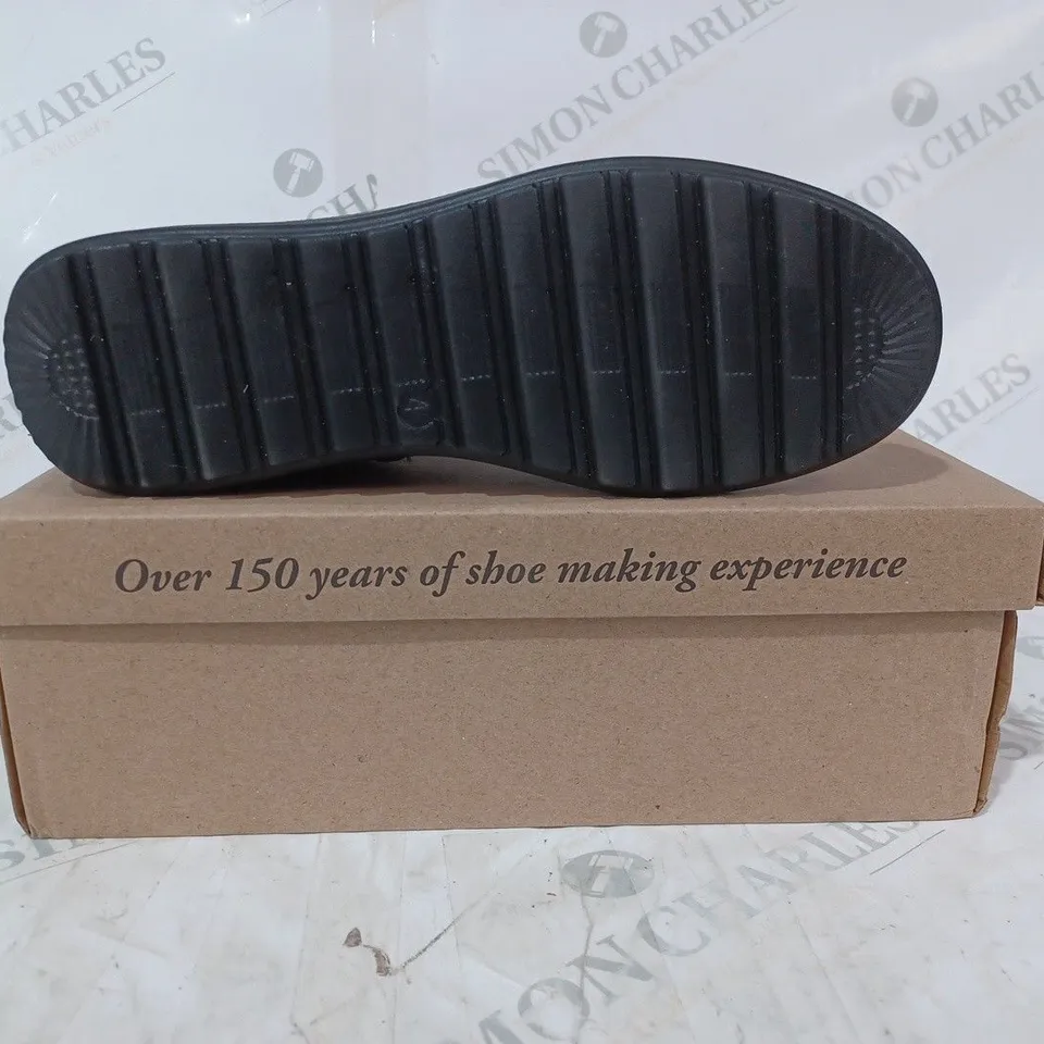 BOXED PAIR OF CUSHION-WALK FAUX FUR TRIM BUCKLE BOOTS IN BROWN SIZE 4