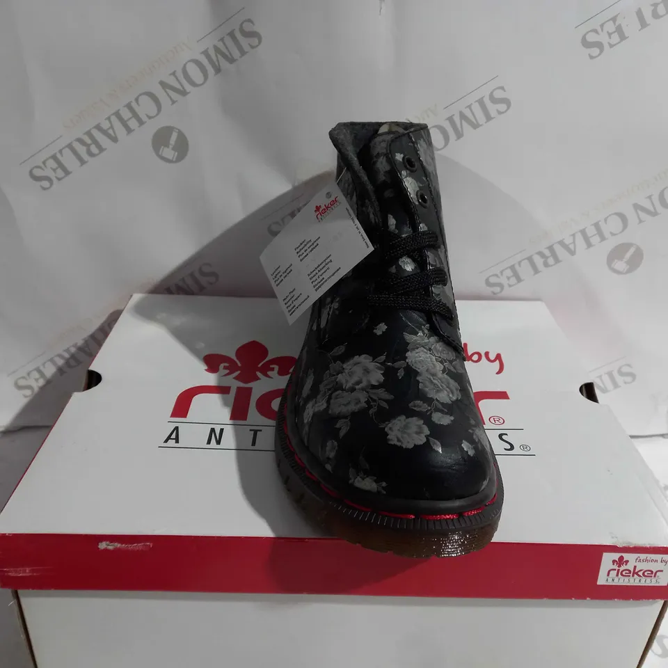REIKER FLORAL BOOT BLACK SIZE 6