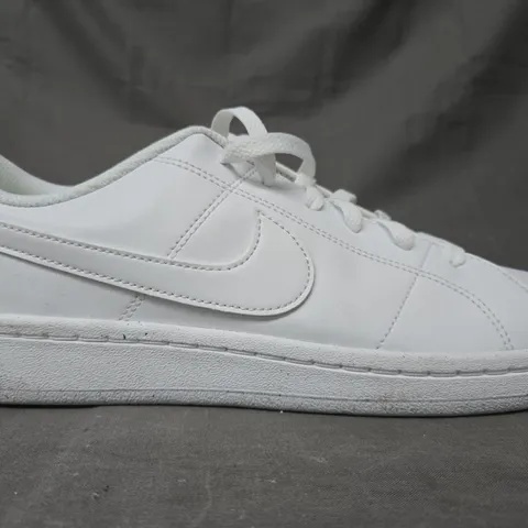 BOXED PAIR OF NIKE SHOES IN WHITE UK SIZE 8