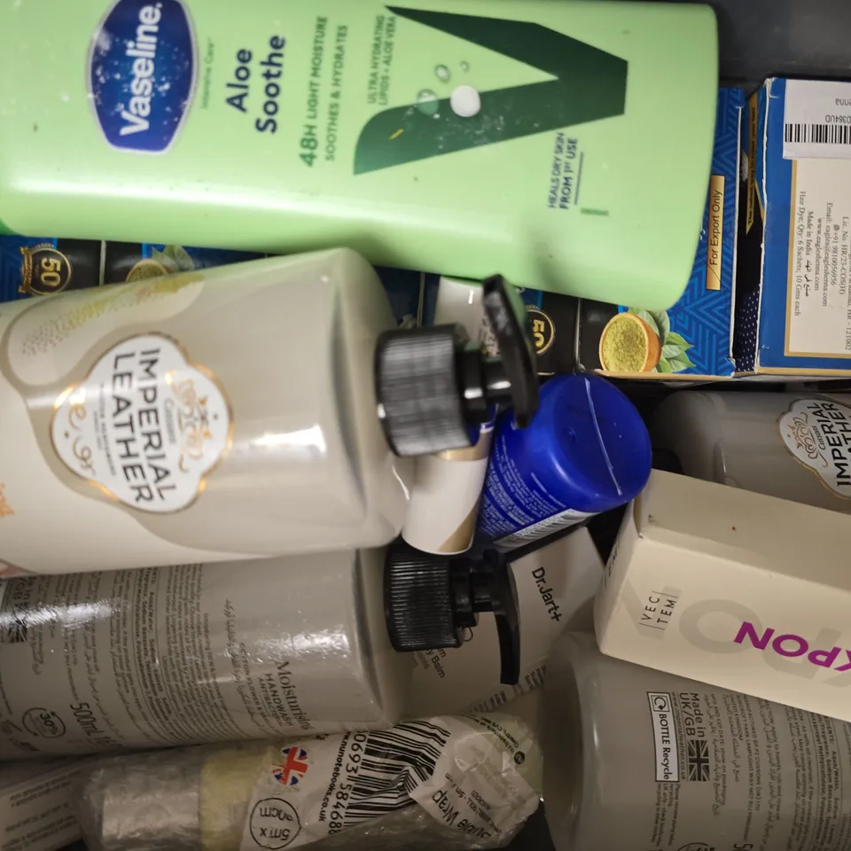 APPROXIMATELY 15 ASSORTED COSMETIC ITEMS INCLUDING VARIOUS MAKES AND BRANDS - COLLECTION ONLY