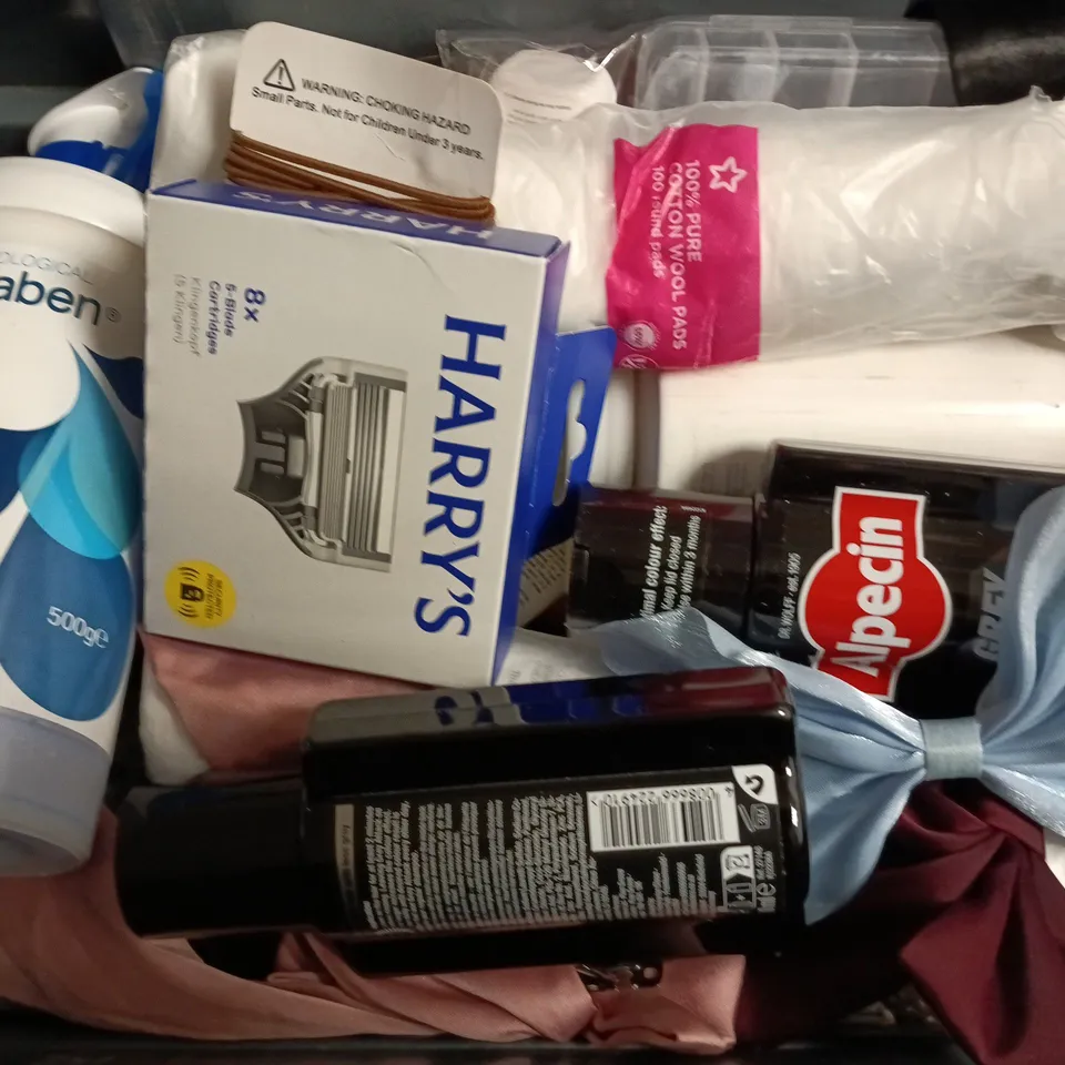 APPROXIMATELY 15 ASSORTED HEALTH & BEAUTY PRODUCTS TO INCLUDE CETRABEN CREAM, GOLDWELL RICH REPAIR, ALPECIN GREY ATTACK, ETC - COLLECTION ONLY