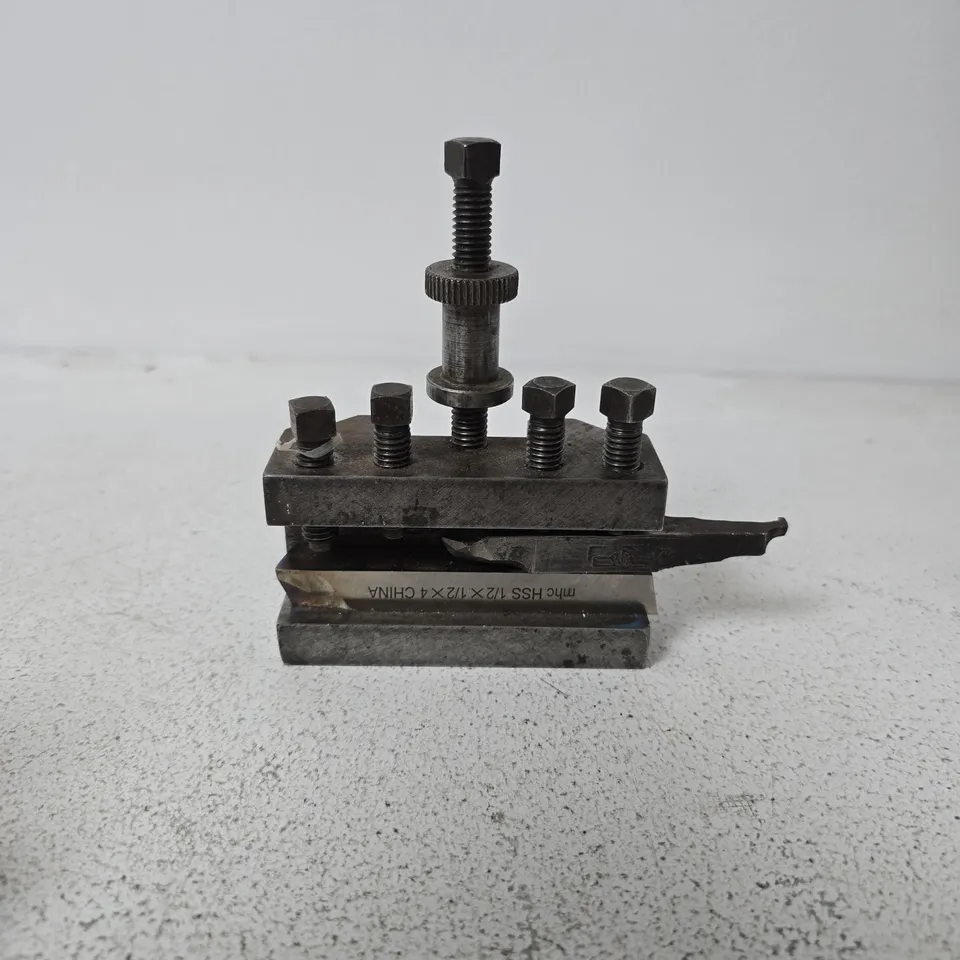 QUICK CHANGE VEE TYPE TOOL HOLDER FOR ROUND & SQUARE SHANK TOOLS (MEDIUM)