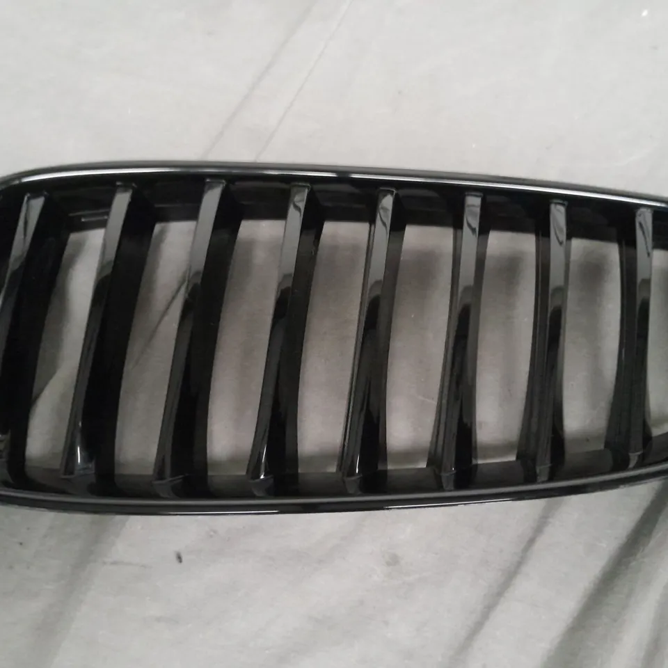 BMW RIGHT GRILL 