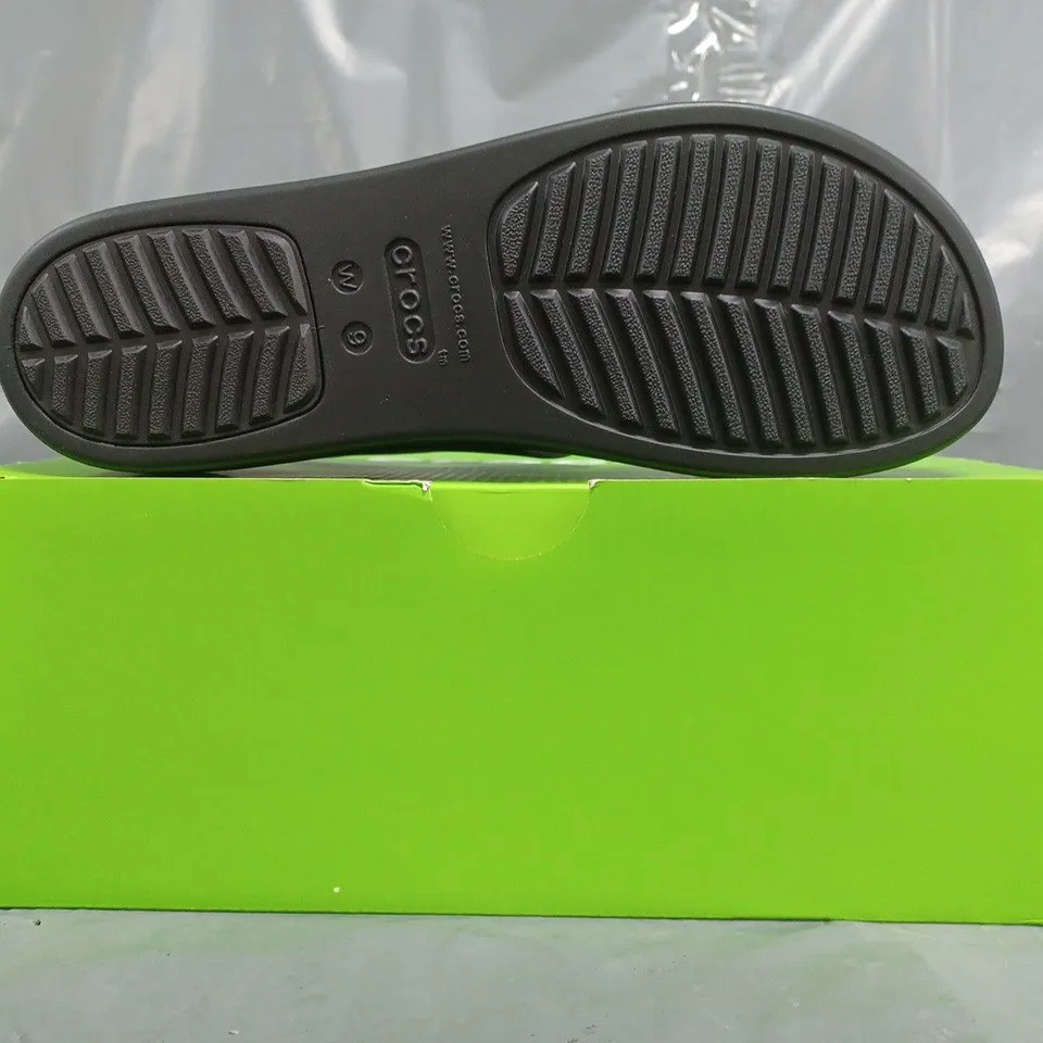 BOXED PAIR OF CROCS BROOKLYN LOW WEDGE SANDALS IN BLACK SIZE UK 7