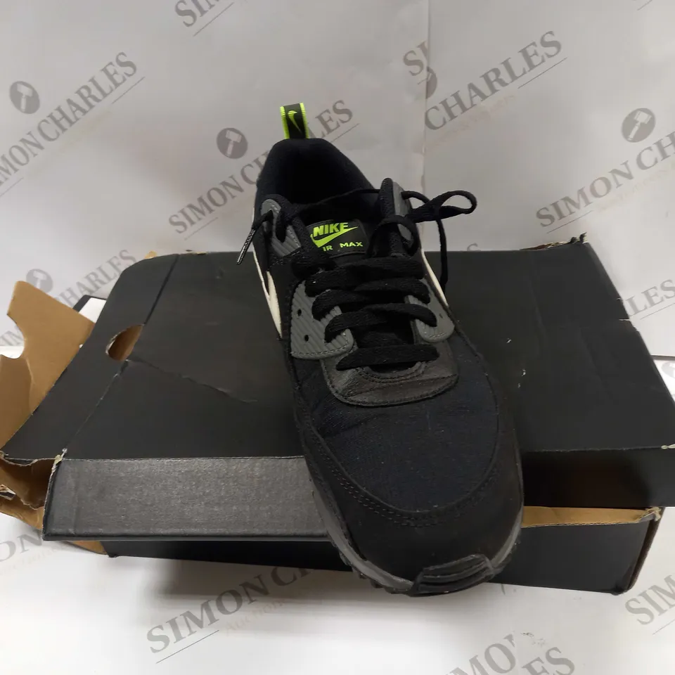 BOXED PAIR OF NIKE 554724 AIR JORDAN 1 MID TRAINERS UK SIZE 10 