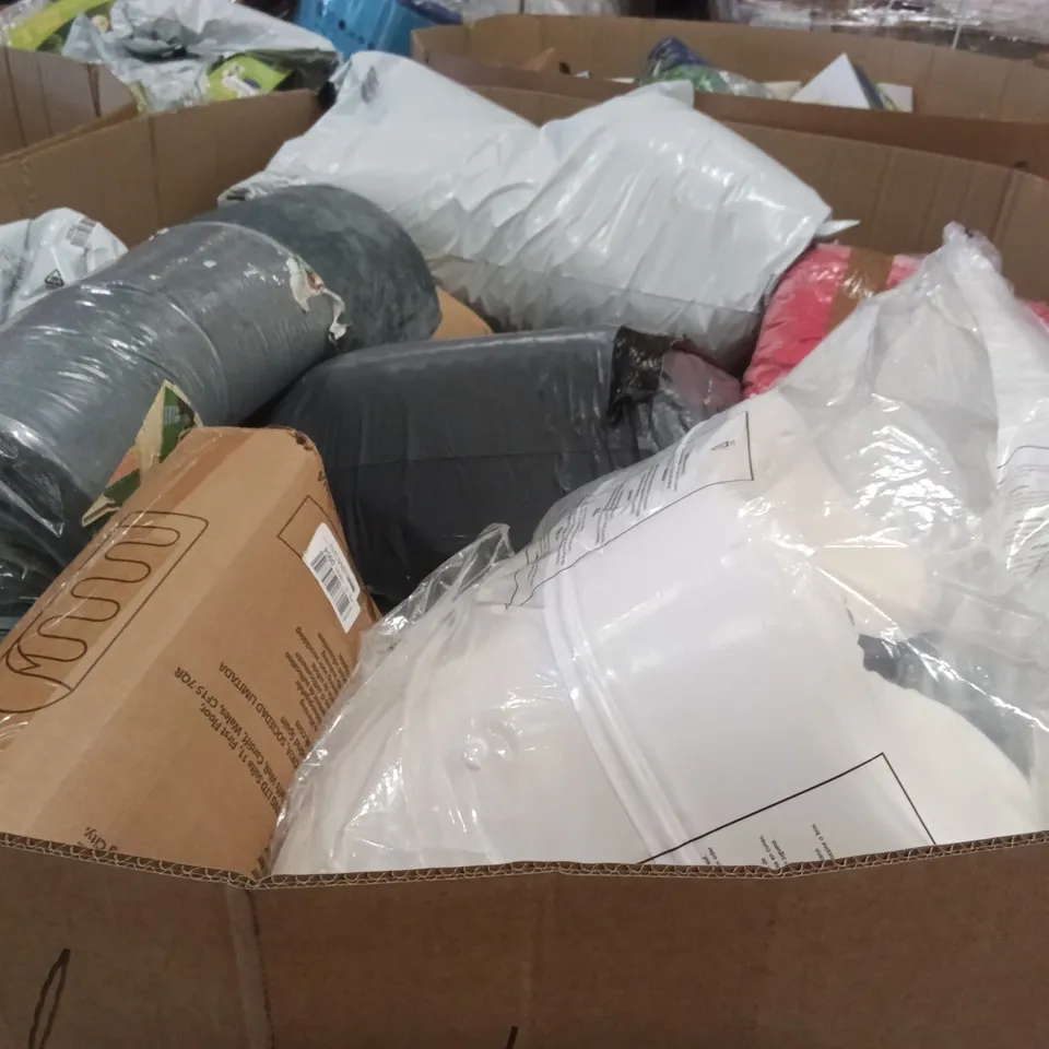 PALLET CONTAINING A LARGE QUANTITY OF PILLOWS
