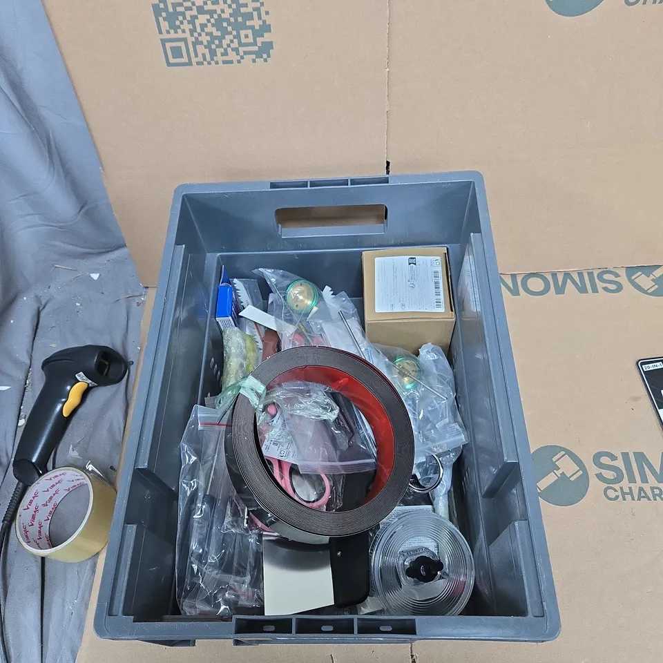 TOTE OF APPROXIMATELY 20 ASSORTED ITEMS TO INCLUDE: GUITAR SHAPED MULTI TOOL