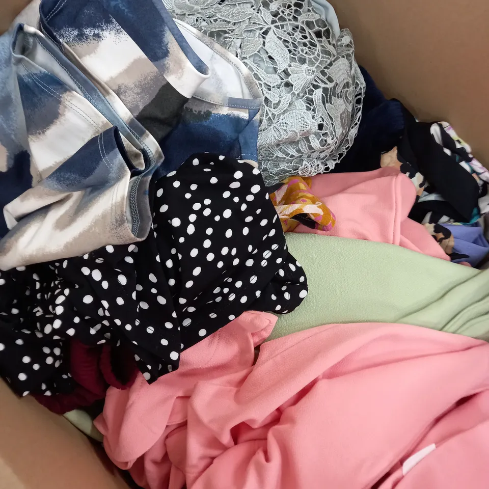 BOX OF APPROXIMATELY 20 ASSORTED CLOTHING ITEMS TO INCLUDE DRESS, TOP, JUMPERS ETC