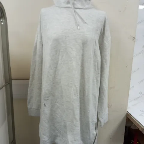 TOG24 DRAKEFORD HIGH COLLER SWEATER IN GREY/WHITE - SIZE 18