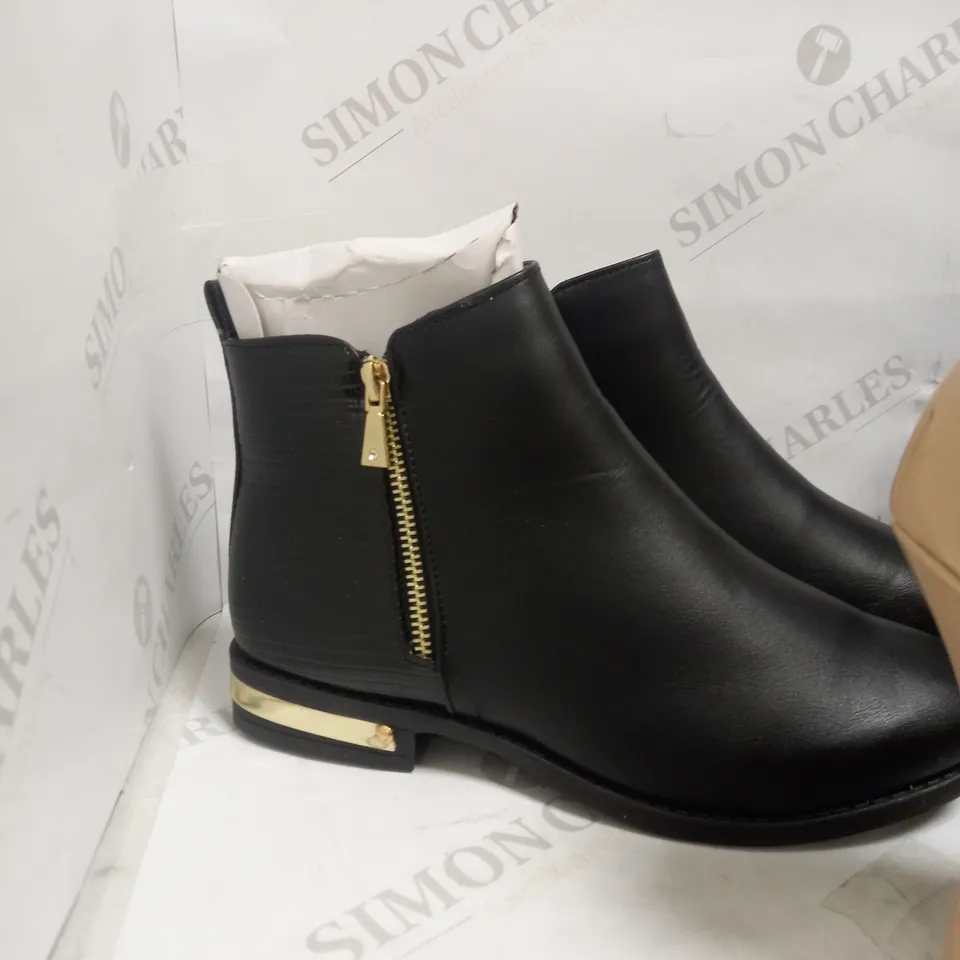 ASSORTED WOMENS SHOES APPROX,. 4 PAIRS 
