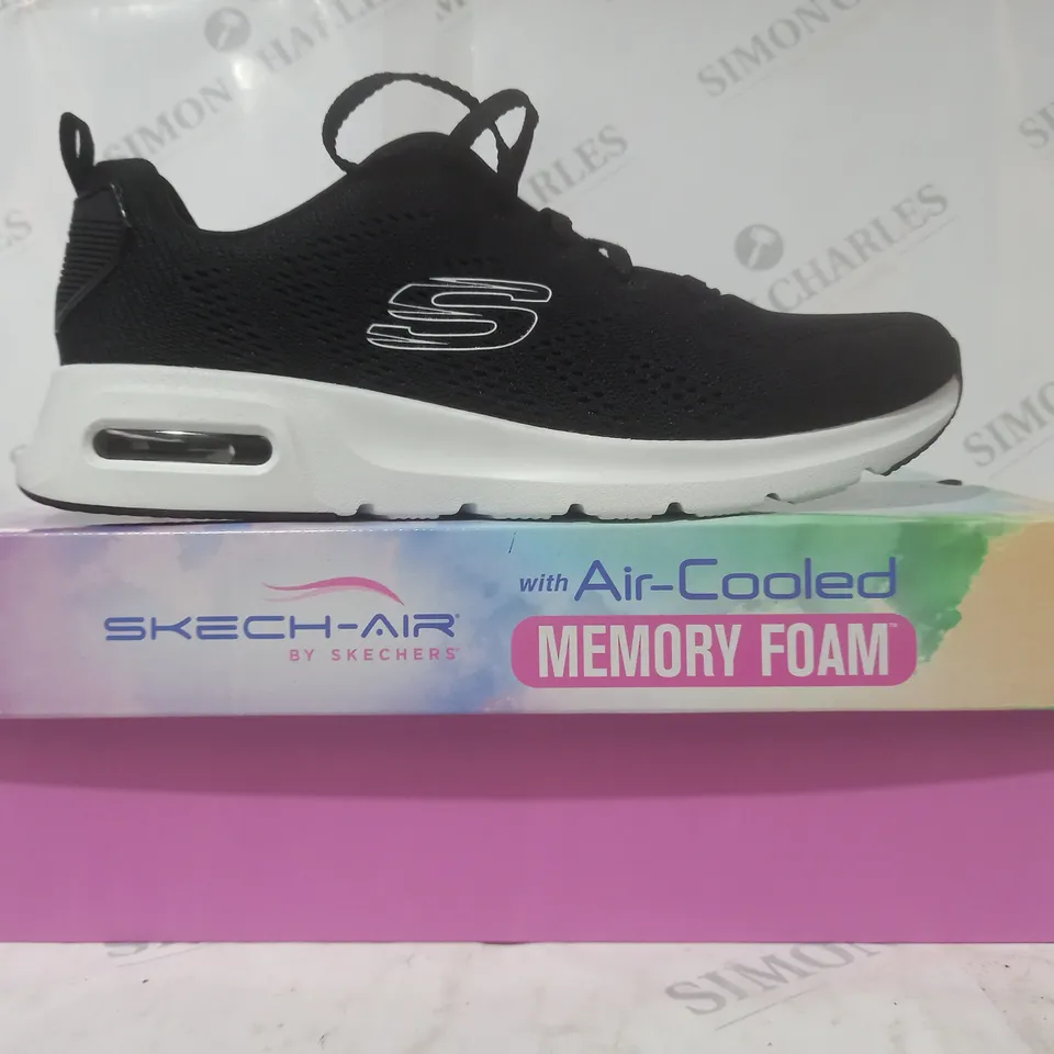 BOXED PAIR OF SKETCHERS AIR COOLED TRAINERS IN BLACK SIZE 7