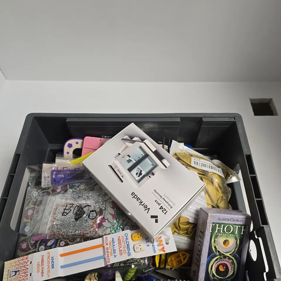 BOX OF APPROXIMATELY 10 ASSORTED CHILDREN'S TOYS INCLUDING VERKADA 124PCS ENTRYWAY SECURITY, ALEISTER CROWLEY THOTH TAROT DECK AND PONY CHILDRENS KNITTING NEEDLES