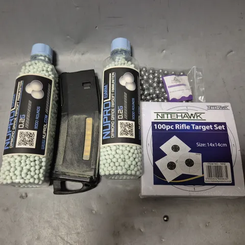 TOTE OF APPROXIMATELY 12 ASSORTED ITEMS TO INCLUDE - NITEHAWK 100 PC RIFLE TARGET SET , AIRSOFT AMMUNITION ETC - COLLECTION ONLY