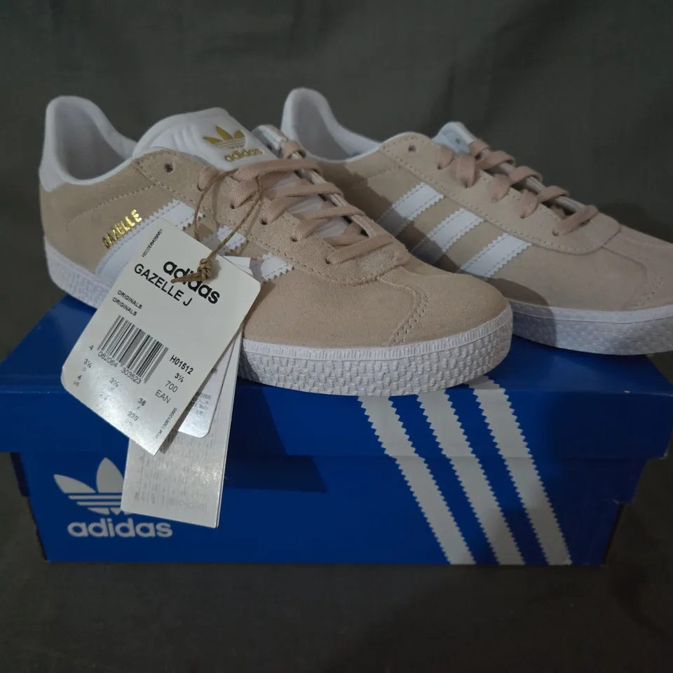 BOXED PAIR OF ADIDAS GAZELLE KID'S SHOES IN BEIGE/WHITE UK SIZE 3.5