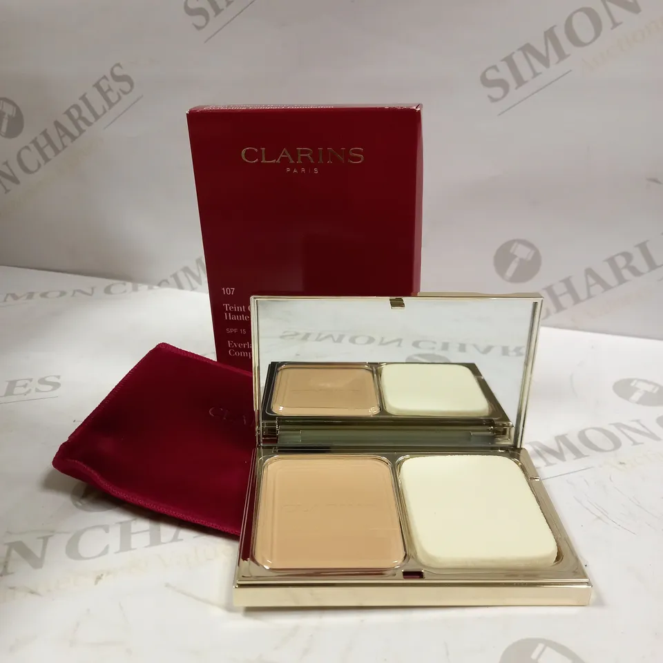 BOX OF APPROX 55 CLARINS PARIS EVERLASTING COMPACT FOUNDATION 55 X 10G