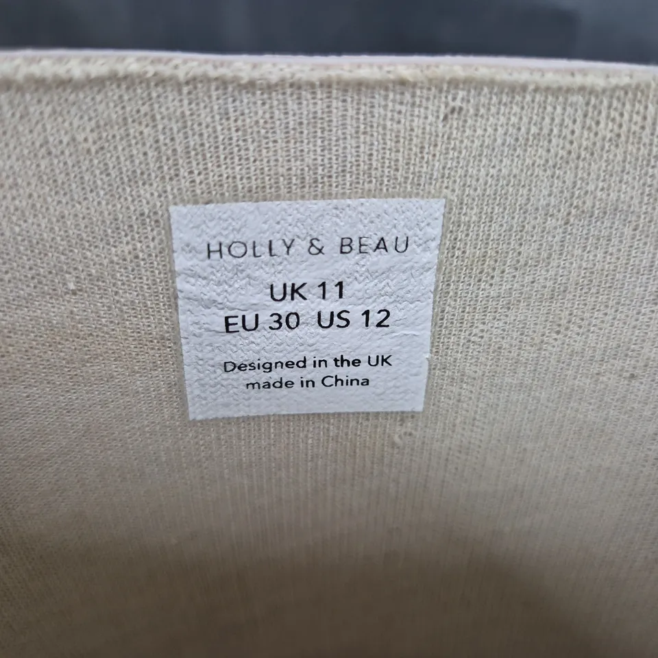 BOX OF APPROXIMATELY 10 PAIRS OF HOLLY & BEAU CAMEL KIDS RAIN BOOTS IN CAMEL SIZE UK 11