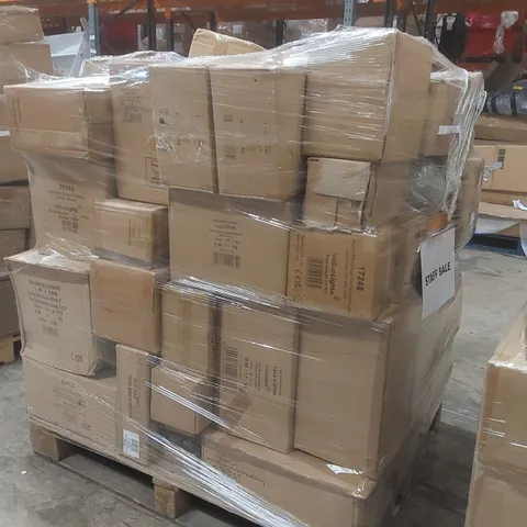 PALLET CONTAINING A VERY LARGE QUANTITY OF ASSORTED LIGHTING ITEMS
