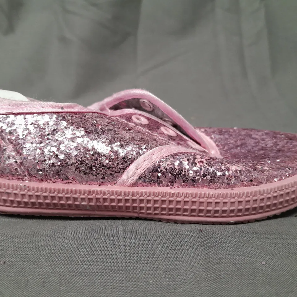 BOX OF APPROXIMATELY 10 PAIRS OF GIRL2GIRL KIDS SHOES IN PINK W. GLITTER EFFECT - VARIOUS SIZES