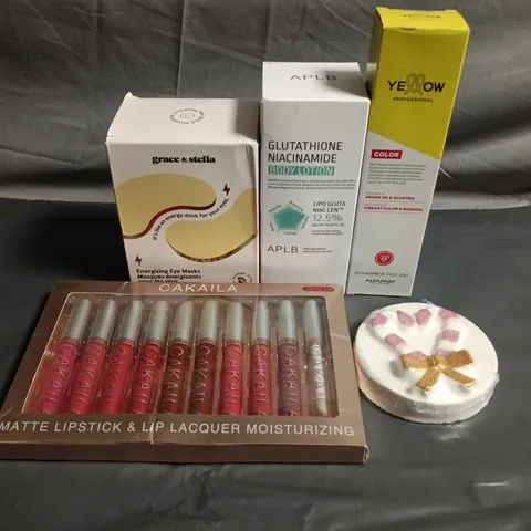 APPROXIMATELY 15 ASSORTED HEALTH & BEAUTY PRODUCTS TO INCLUDE BATH BOMBS, LIPSTICK AND GRACE AND STELLA 