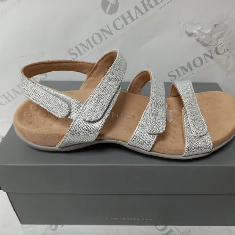 BOXED PAIR OF VIONIC AMBER SANDALS IN SILVER - SIZE 6