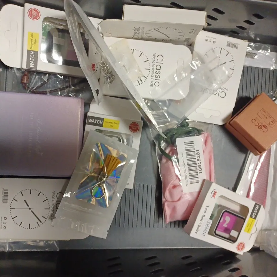 BOX OF APPROX 20 ASSORTED ITEMS TO INCLUDE A MAGNETIC CHARGING CABLE, CLARO JEWELS RING, A PROTECTIVE WATCH CASE, ETC. 