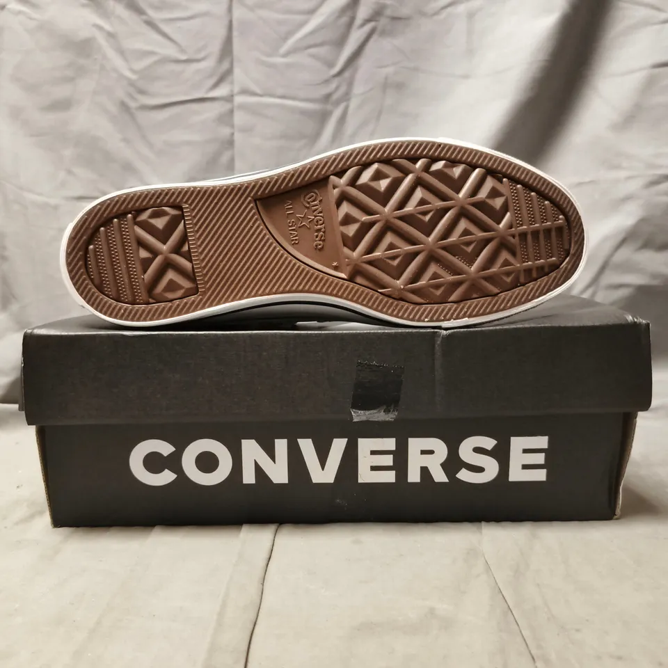 BOXED PAIR OF CONVERSE SHOES IN WHITE SIZE 5.5