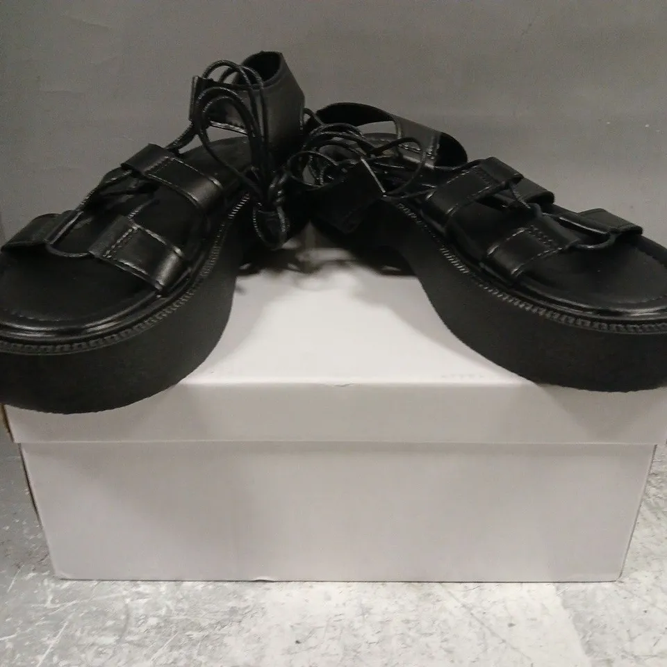 BOXED PAIR OF UNBRANDED OPEN TOE SANDALS IN BLACK ASIAN SIZE 260