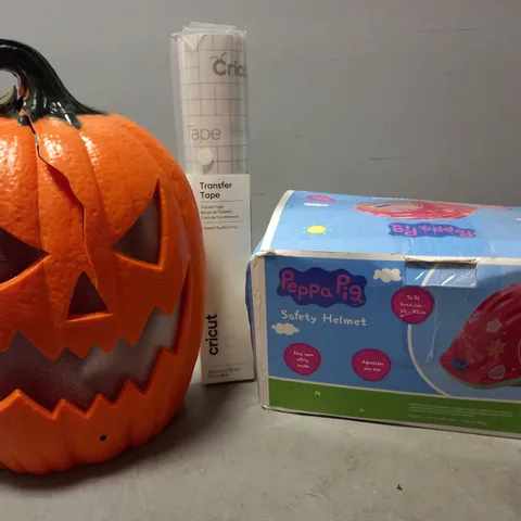 APPROXIMATELY 5 ASSORTED ITEMS TO INCLUDE PEPPA PIG SADETY HELMET, TRANSFER TAPE, LAUGHING JACK-O-LANTERN, ETC