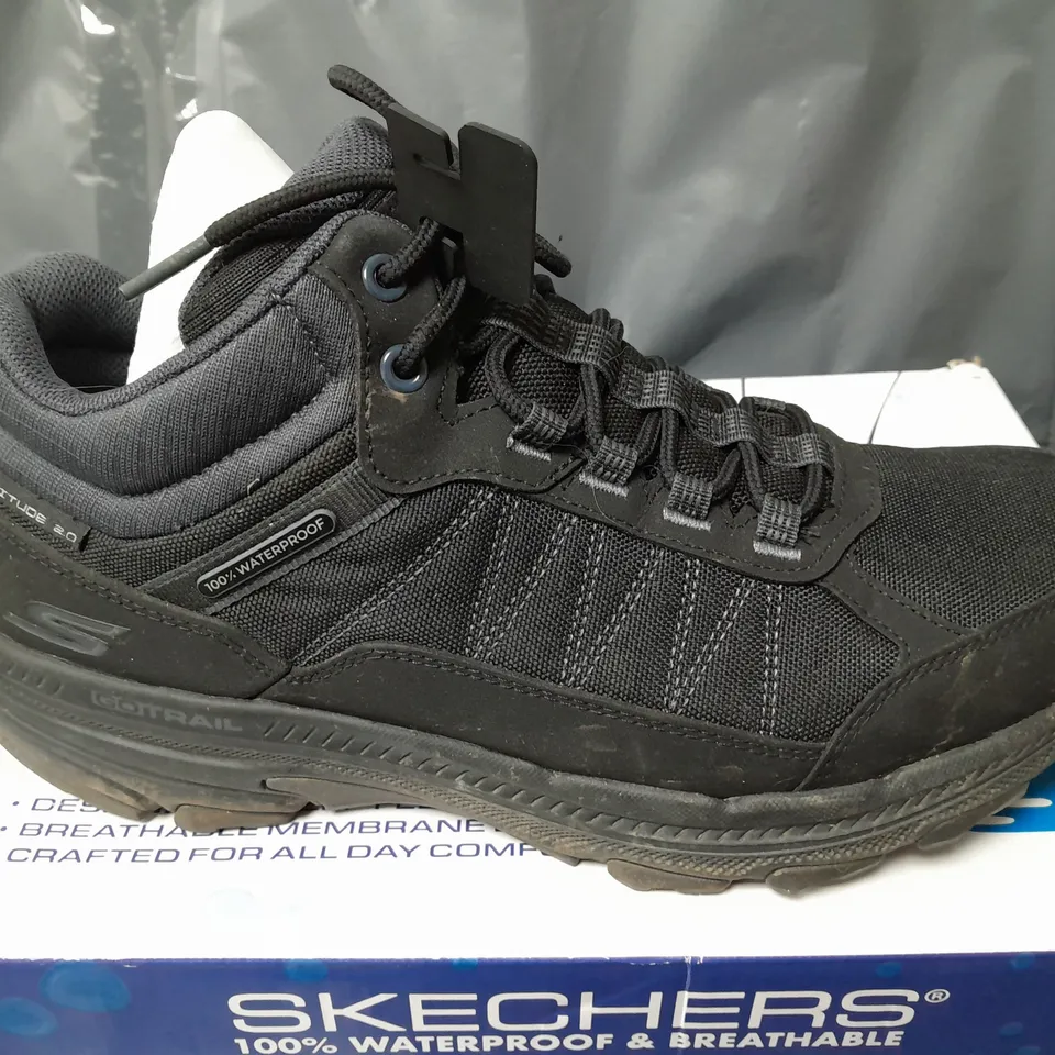 BOXED SKECHERS GO RUN TRAIL ALTITUDE TRAINERS IN BLACK - UK 6.5