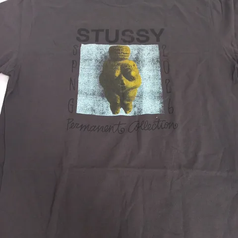 STÜSSY T-SHIRT – PERMANENT COLLECTION GRAPHIC - LARGE 