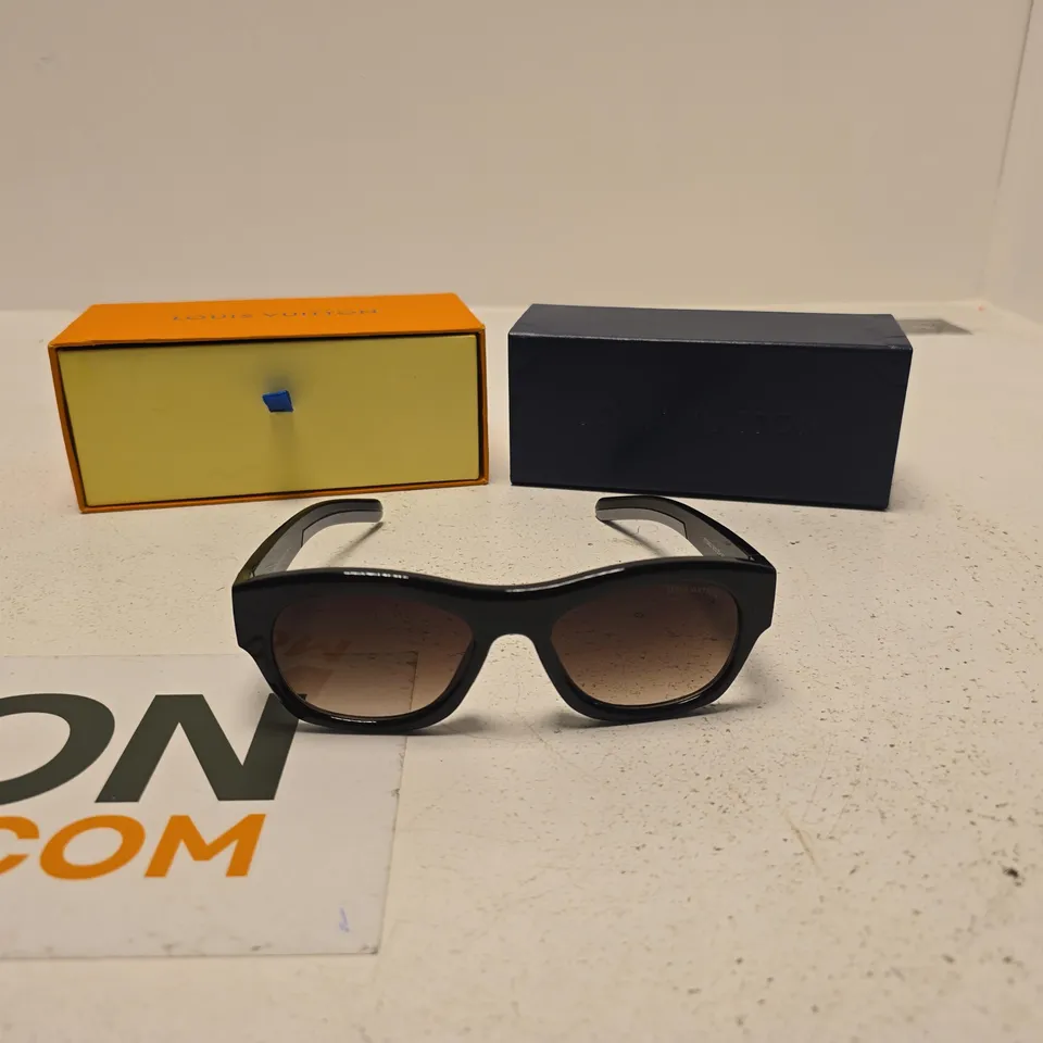 LOUIS VUITTON SUNGLASSES – BLACK FRAME WITH GRADIENT BROWN LENSES 