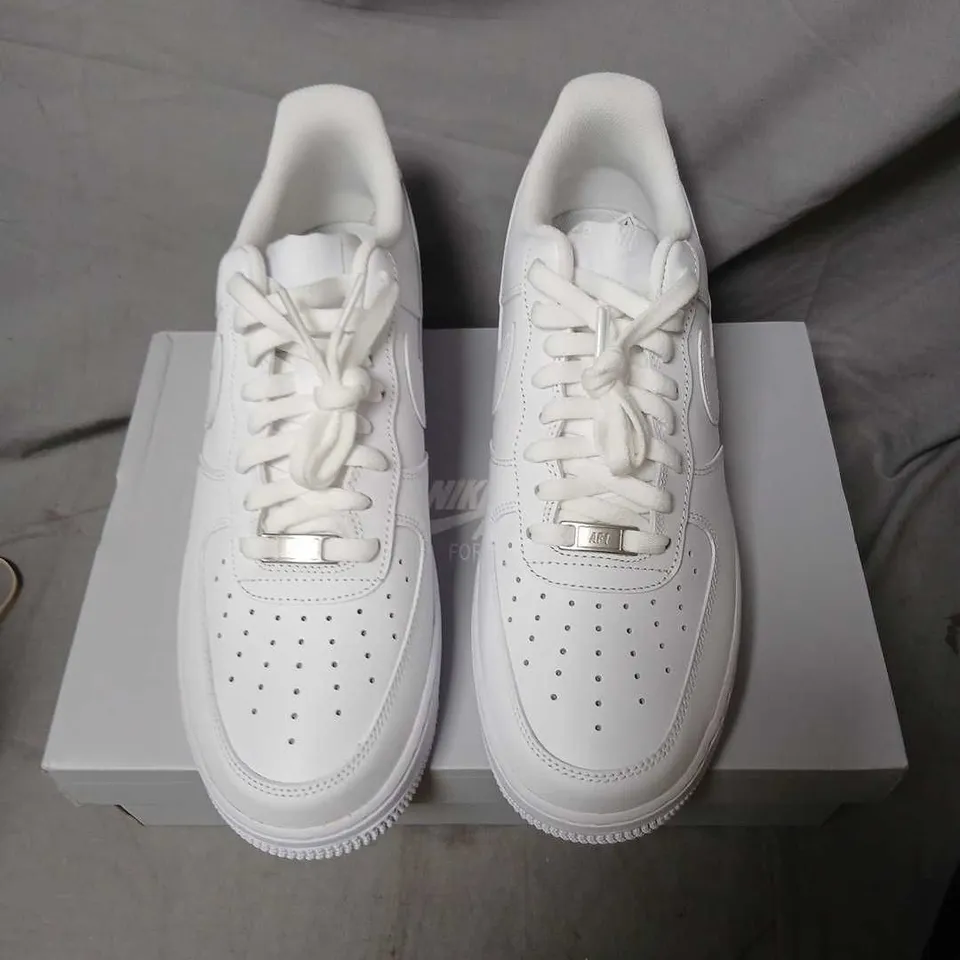 NIKE AIR FORCE 1 '07 WHITE SNEAKERS SIZE 10
