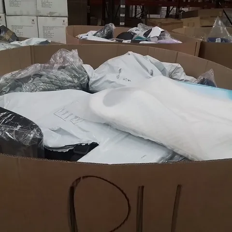 PALLET CONTAINING A LARGE QUANTITY OF PILLOWS