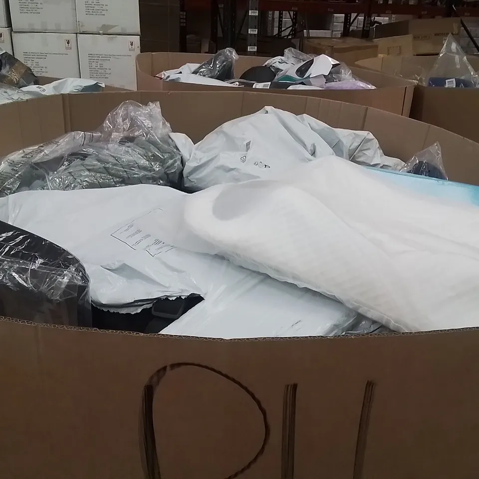 PALLET CONTAINING A LARGE QUANTITY OF PILLOWS 