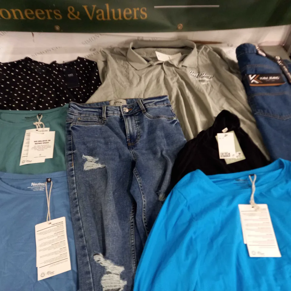 LARGE QUANTITY OF ASSORTED CLOTHING ITEMS TO INCLUDE NEUTRALS, M&S AND H&M