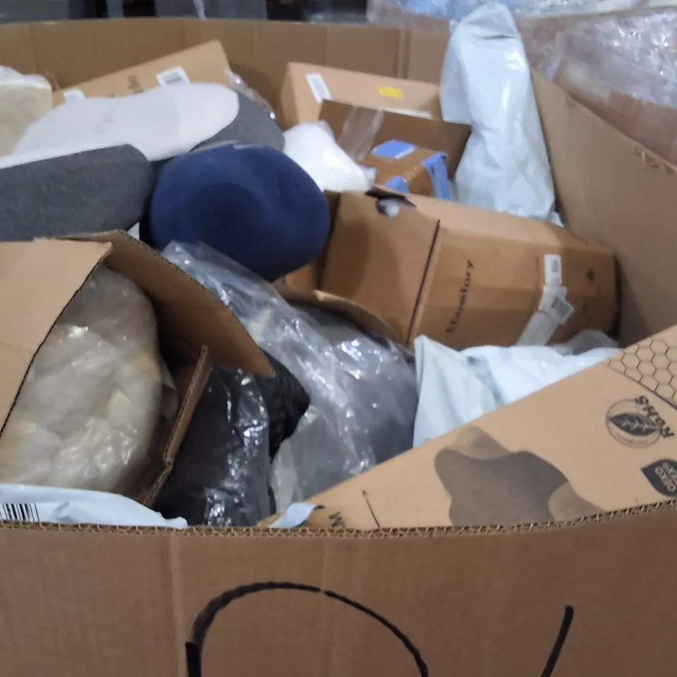 PALLET CONTAINING A LARGE QUANTITY OF PILLOWS
