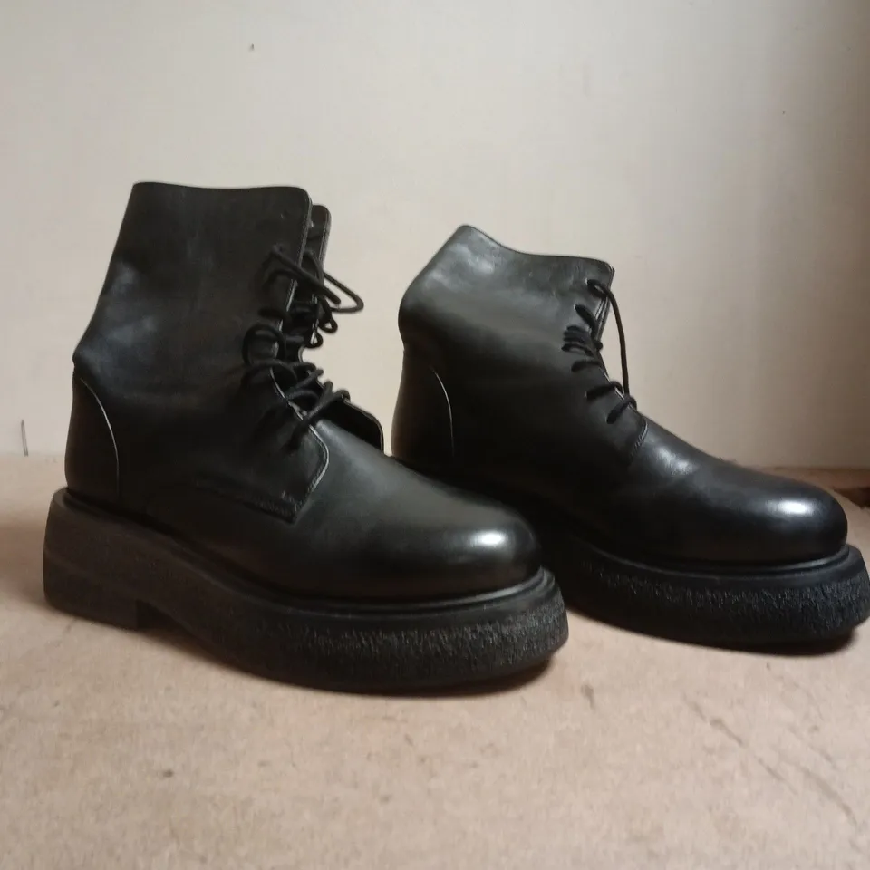 BOXED PAIR OF ASOS DESIGN BOOTS IN BLACK SIZE 6