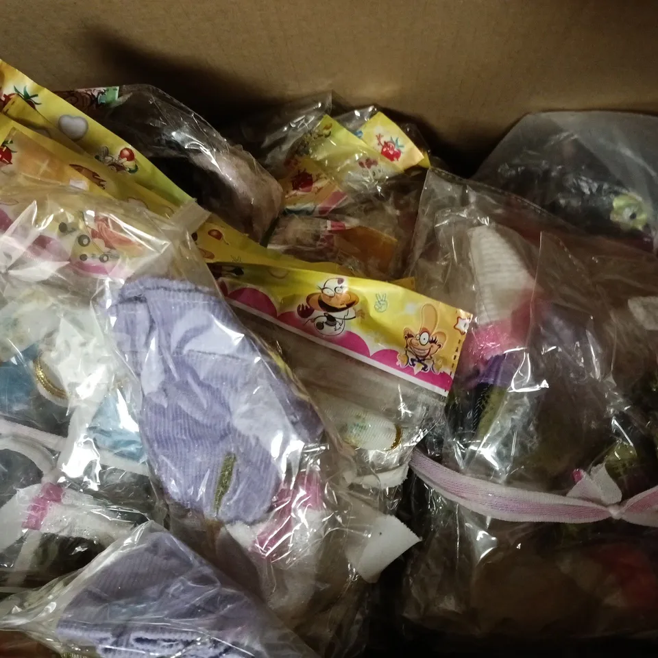 BOX TO INCLUDE LARGE ASSORTMENT OF UNBRANDED DOLL CLOTHING AND ACCESSORY PACKS