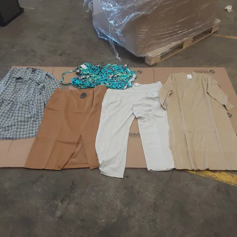 PALLET CONTAINING APPROXIMATELY 500x ASSORTED BRAND NEW DESIGNER CLOTHING ITEMS INCLUDING: SIMPLY BE DRESSES, JD WILLIAMS TROUSERS, SKIRT, SIMPLY BE BATHING SUIT ECT