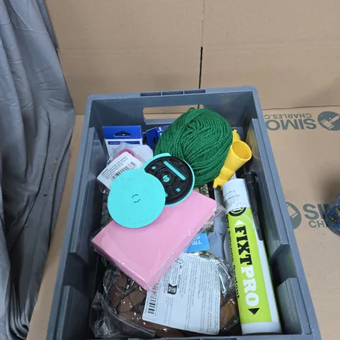 TOTE OF APPROXIMATELY 15 ASSORTED ITEMS TO INCLUDE: BLUE BOTTLE 