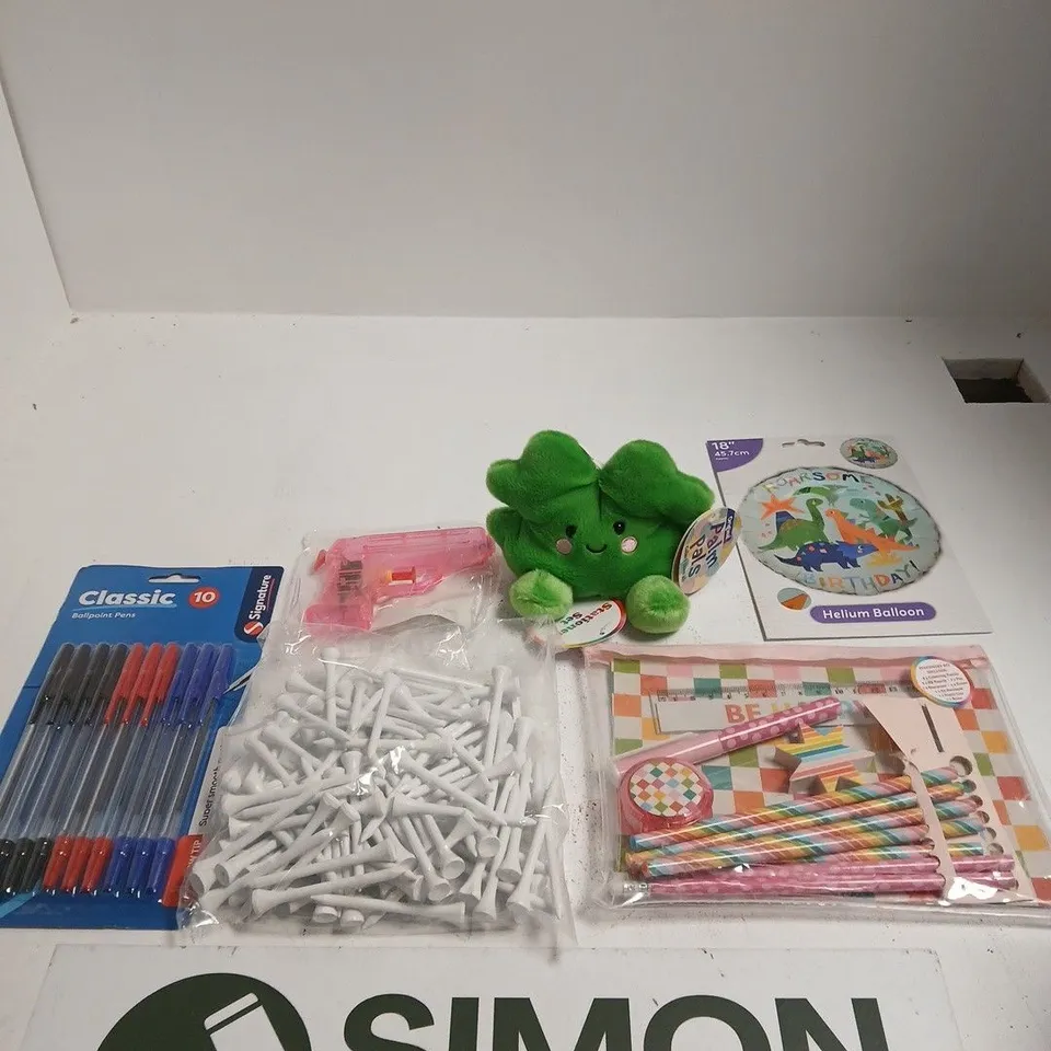 TOTE OF APPROXIMATELY 10 ASSORTED ITEMS INCLUDING PALM PALS CHANCE CLOVER, A STATIONARY SET AND A HELIUM BALLOON