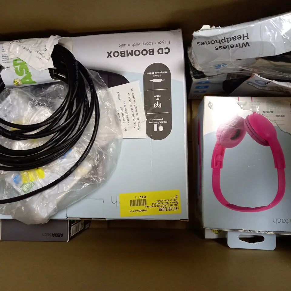 LOT OF APPROXIMATELY 12 ELECTRICAL ITEMS, TO INCLUDE CHARGER, EARPHONES, ETC