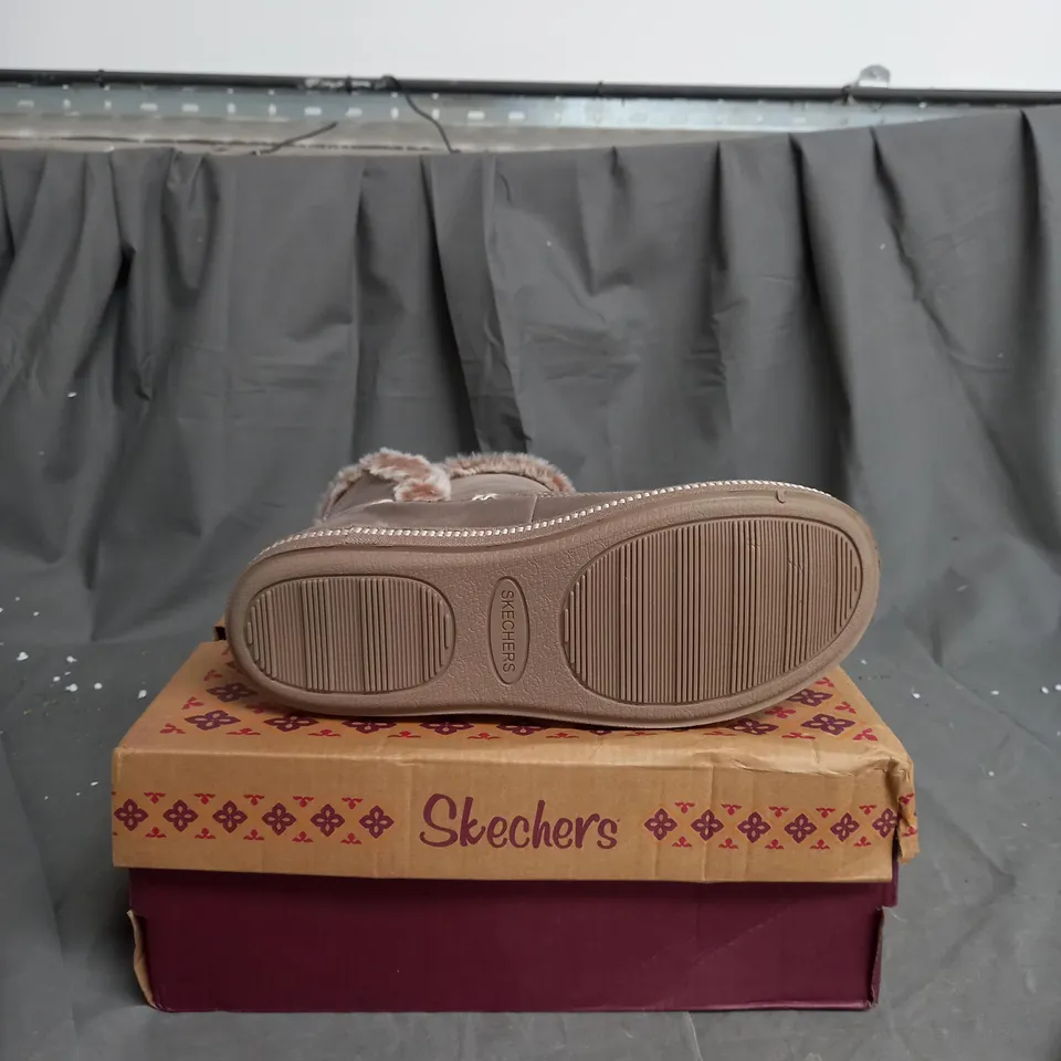 BOXED PAIR OF SKECHERS COZY SLIPPER BOOTS IN TAUPE SIZE 6.5
