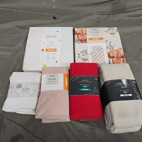 APPROXIMATELY 30 ASSORTED ITEMS TO INCLUDE BRUSHED COTTON FITTED SHEETS, EASY CARE DUVET SET, KIDS MATTRESS PROTECTOR, ETC