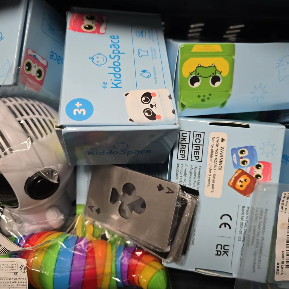 APPROXIMATELY 12 ASSORTED TOYS & GAMES TO INCLUDE - COLLINS AQA GCSE 9-1 FLASHCARDS , THEORY TEST REVISION SET , SENSORY TRAY KIT ETC