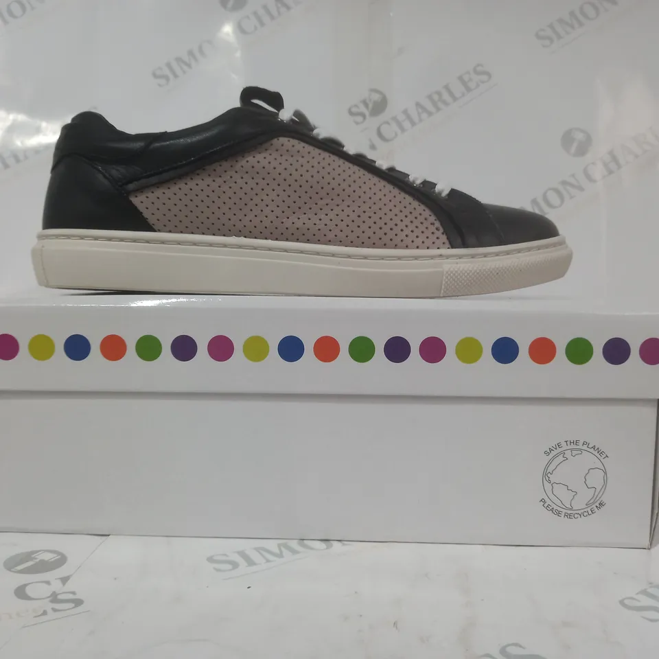 BOXED PAIR OF ADESSO SHOES IN BLACK SIZE 7