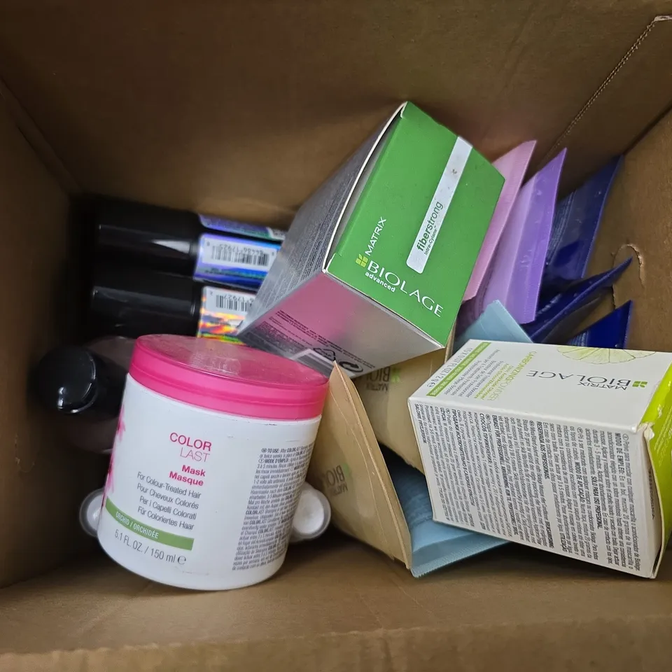 APPROXIMATELY 20 ASSORTED HEALTH & BEAUTY PRODUCTS TO INCLUDE MATRIX GLOSS BOOSTER, MATRIX OII WONDERS VOLUME ROSE, MATRIX BIOLAGE INTRA-CYLANE CONCENTRATE, ETC - COLLECTION ONLY