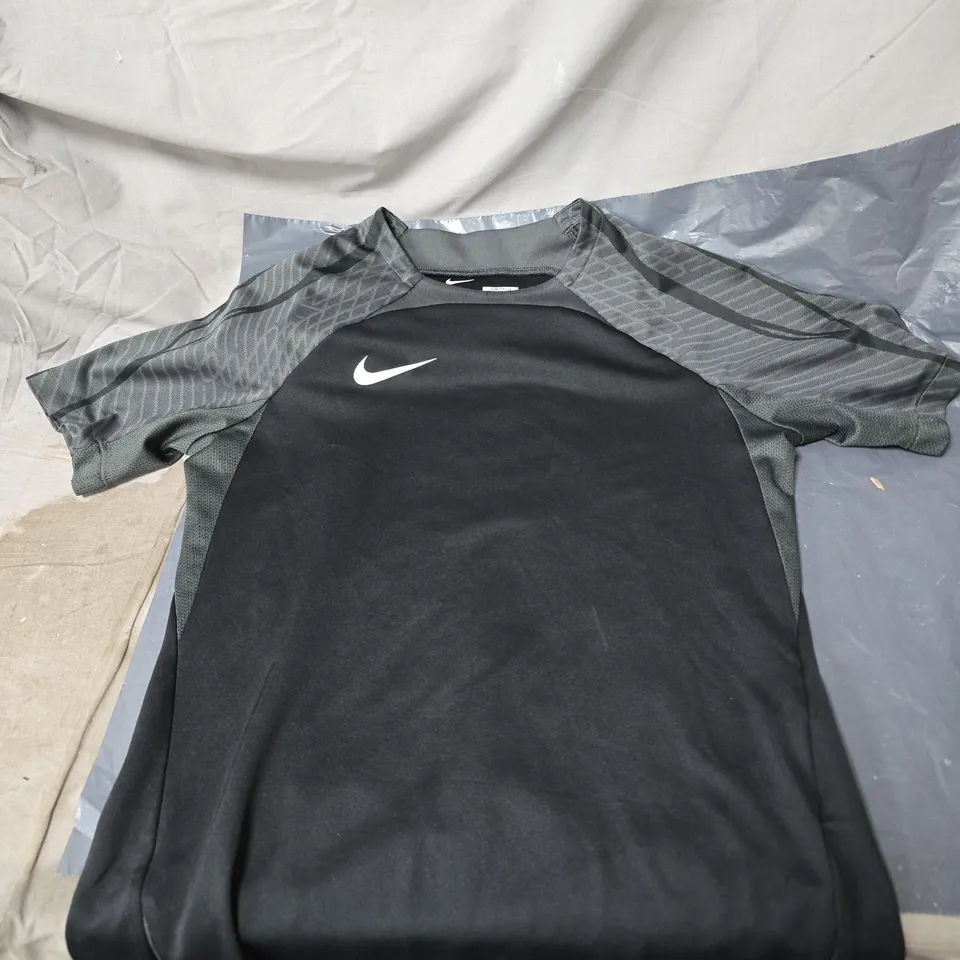 NIKE DRI-FIT SLIM FIT TEE – BLACK/GRAPHITE, SIZE KIDS XL 