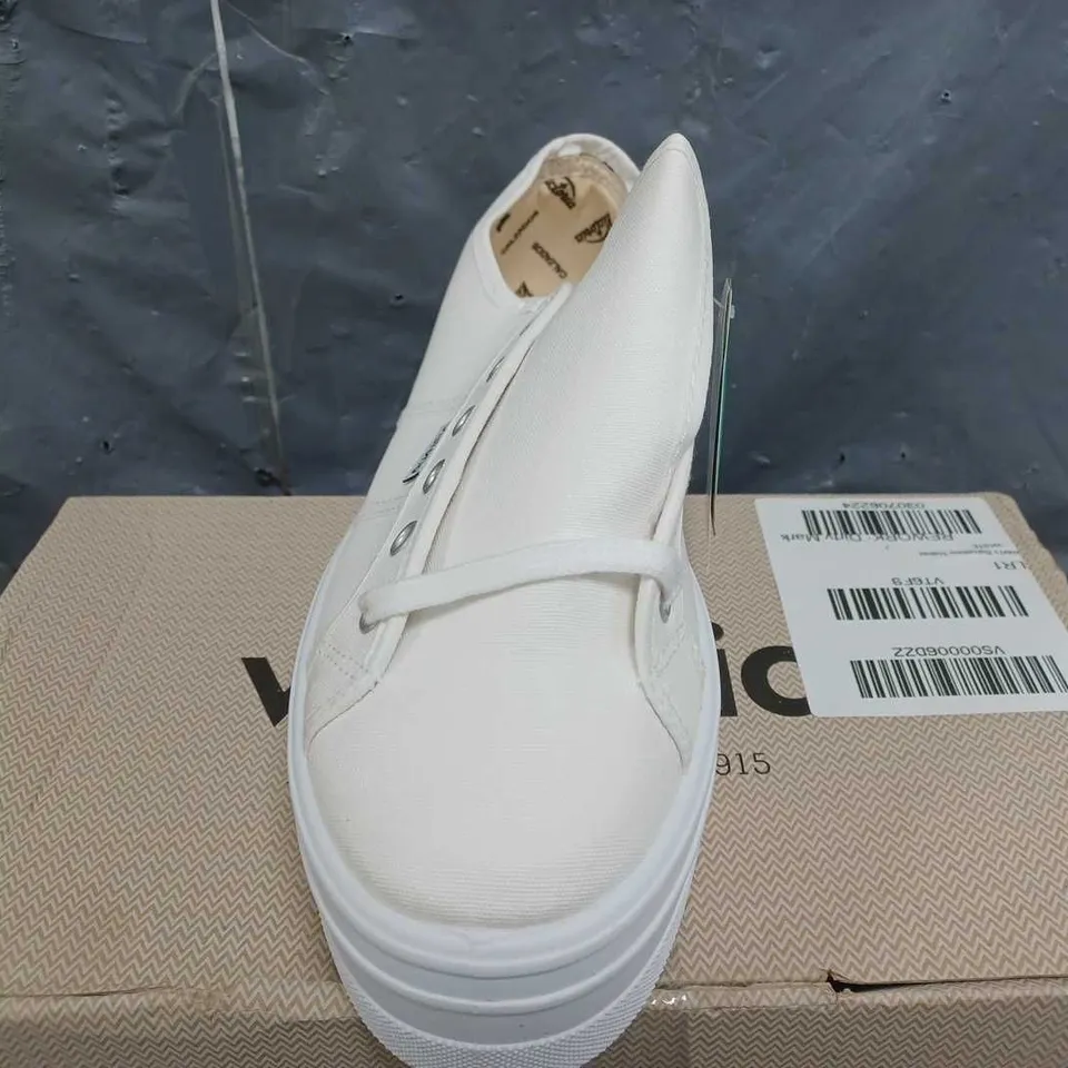 BOXED VICTORIA WOMENS BARCELONA TRAINERS IN WHITE - SIZE 7